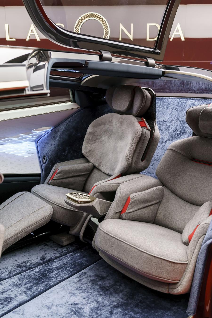 Интерьер Aston Martin Lagonda Vision Concept 2018 года  (фото 28 из 28)